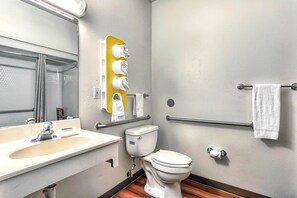 وحدات دش مع أحواض استحمام، مجففات شعر، مناشف