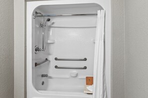 Duschwanne, Haartrockner, Handtücher