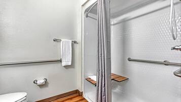 シャワー付き浴槽、ヘアドライヤー、タオル