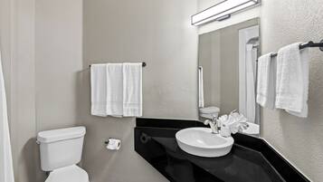 シャワー付き浴槽、ヘアドライヤー、タオル