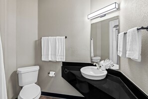 Duschwanne, Haartrockner, Handtücher