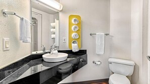 وحدات دش مع أحواض استحمام، مجففات شعر، مناشف