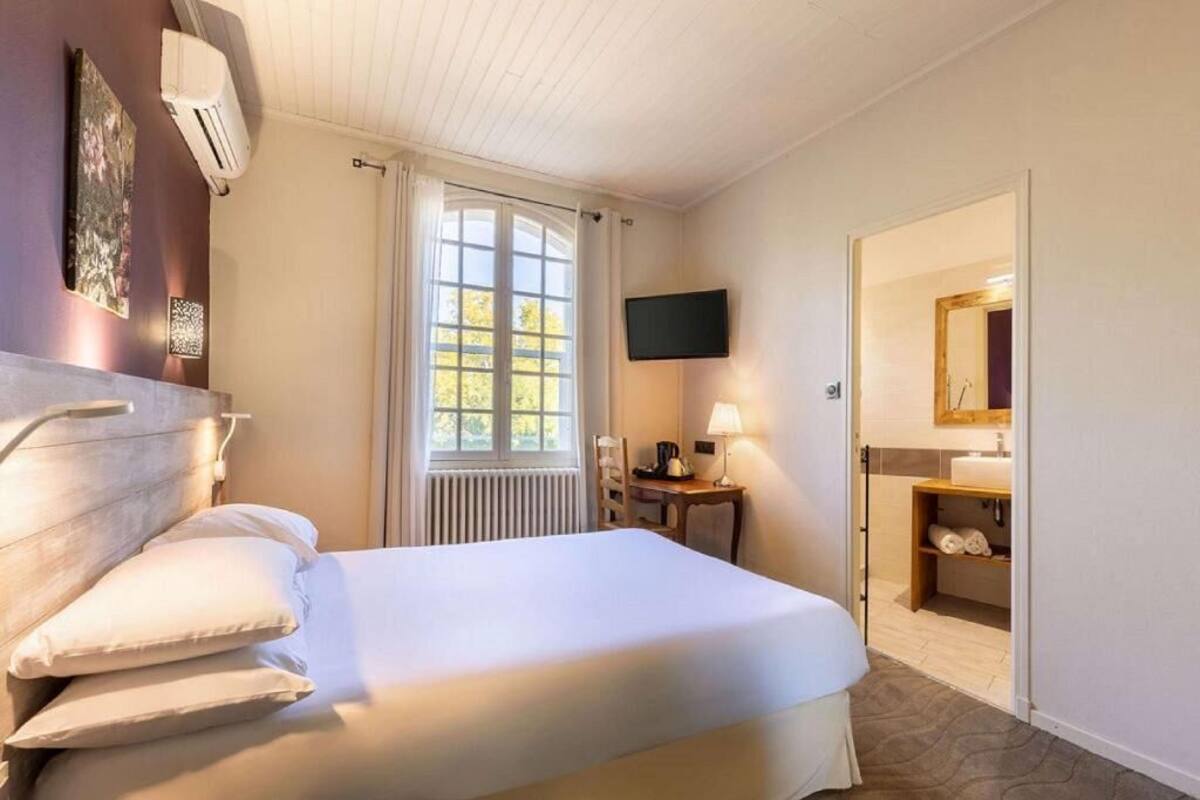 In-room safe, iron/ironing board, free WiFi, bed sheets
