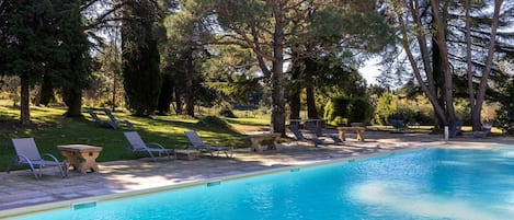 Piscine extérieure, chaises longues