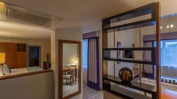 Suite junior, 1 cama King size, vista al parque | 1 habitación, ropa de cama hipoalergénica y minibar