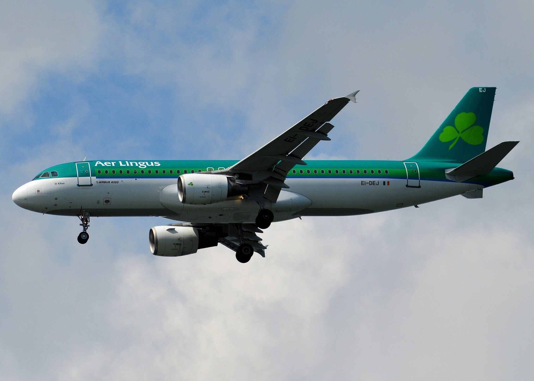 An airplane with the text "Aer Lingus" and "EI-DEJ" on its tail.