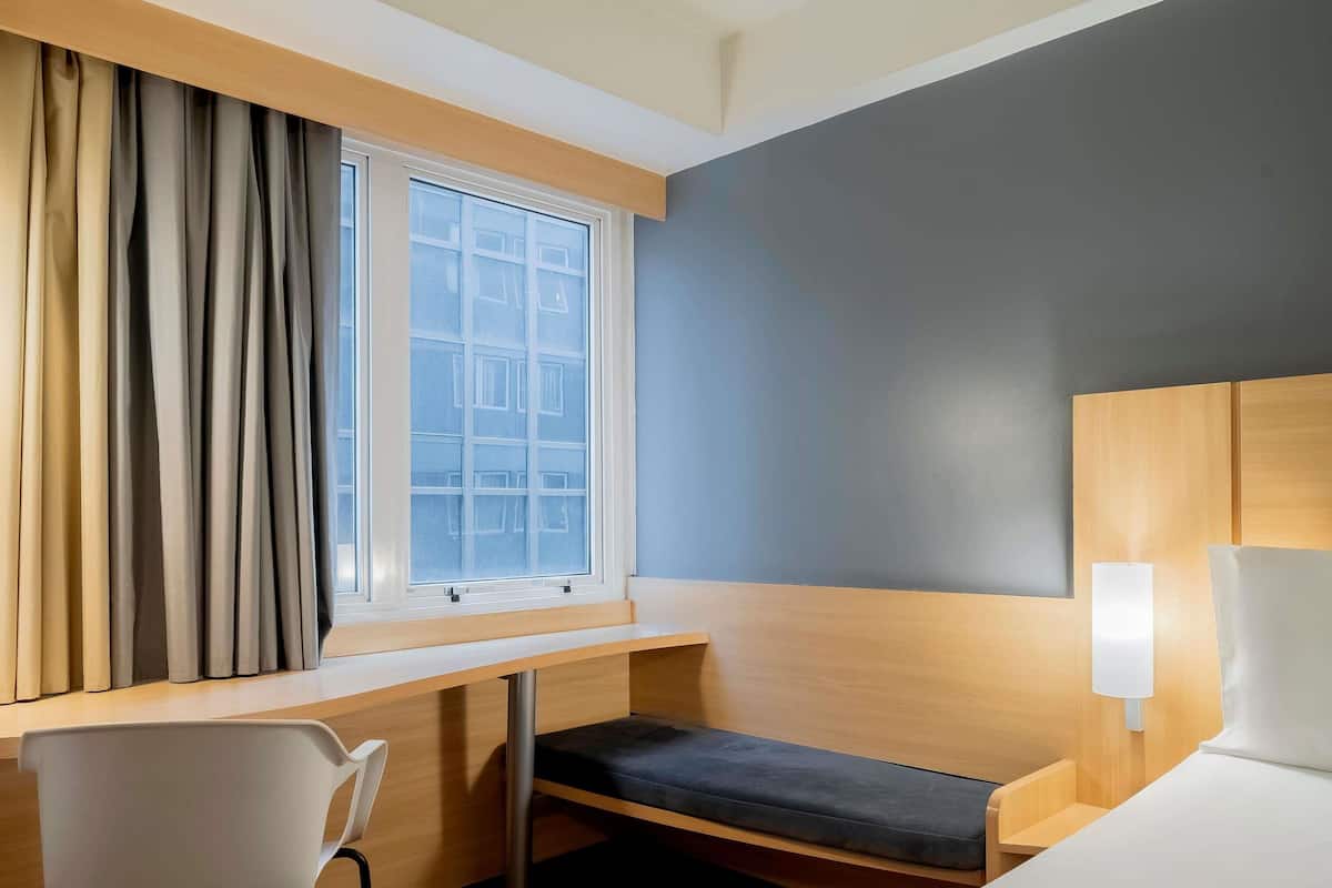 Phòng, 1 giường đôi | Minibar, két bảo mật tại phòng, bàn, màn/rèm cản sáng