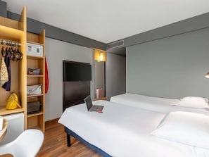 Minibar, caja de seguridad en la habitación y cortinas blackout 