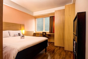 Quarto, 1 cama de casal | Frigobar, cofres nos quartos, cortinas blackout, quartos à prova de som