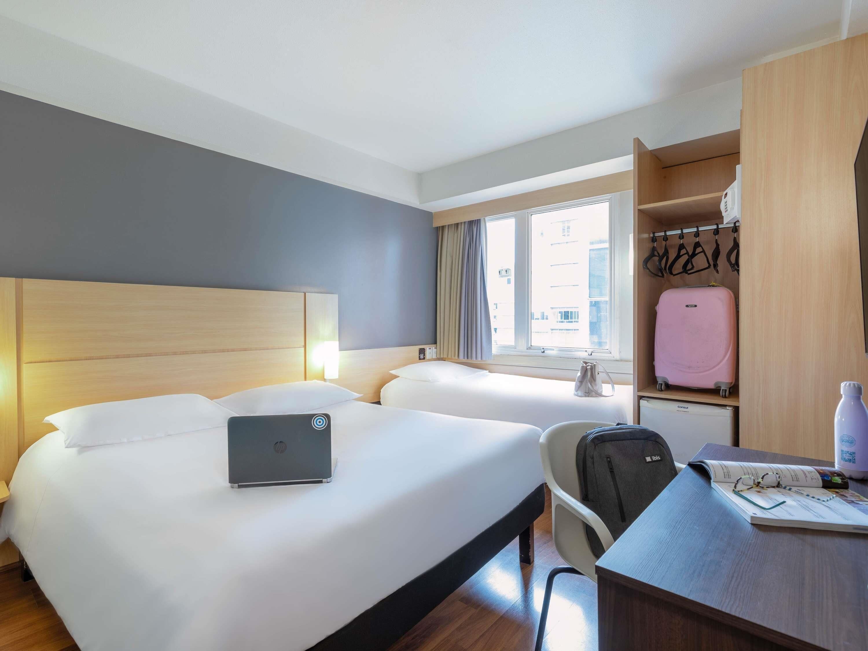 Standardzimmer, Mehrere Betten | Minibar, Zimmersafe, Schreibtisch, Verdunkelungsvorhänge