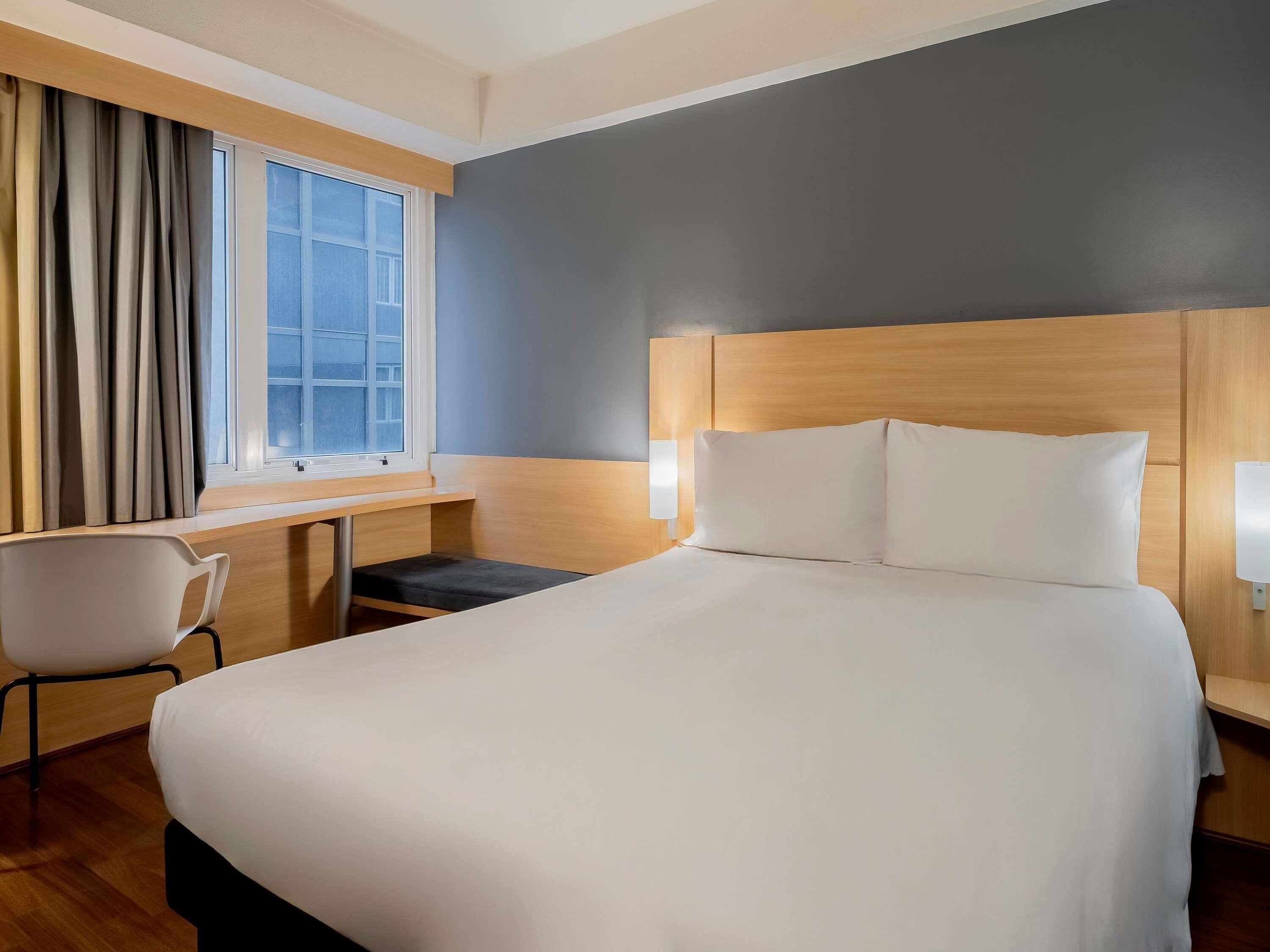 Habitación, 1 cama doble | Minibar, caja fuerte, cortinas opacas y sistema de insonorización