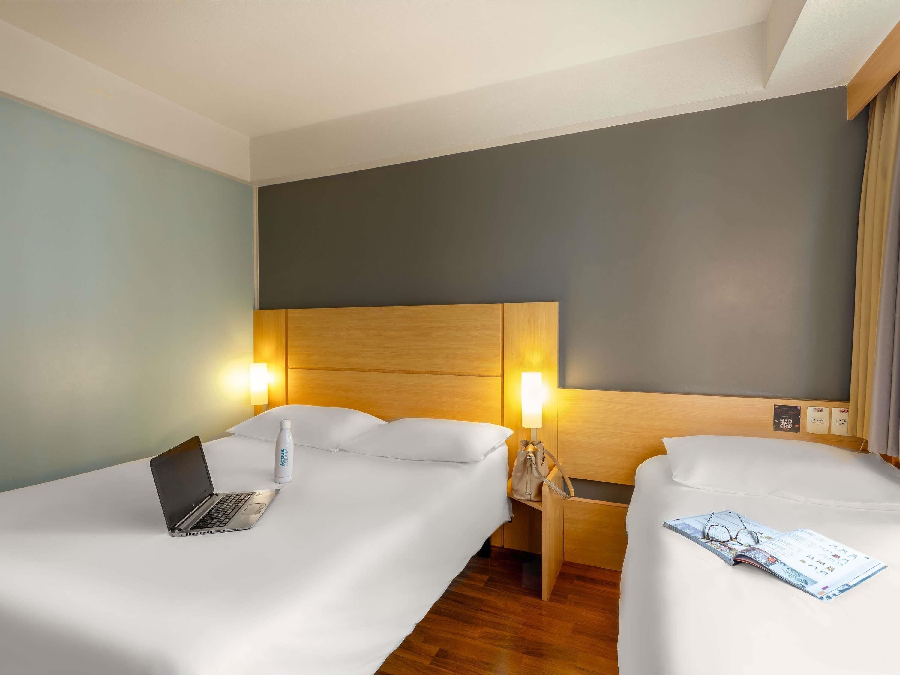 Chambre Standard, Plusieurs lits | Minibar, coffre-fort, bureau, rideaux d’obscurcissement