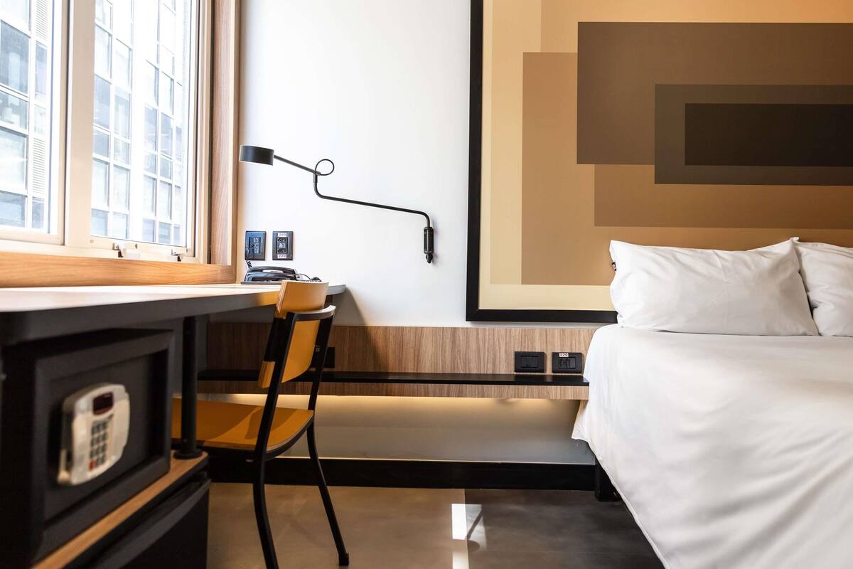 Minibar, coffres-forts dans les chambres, bureau, rideaux occultants