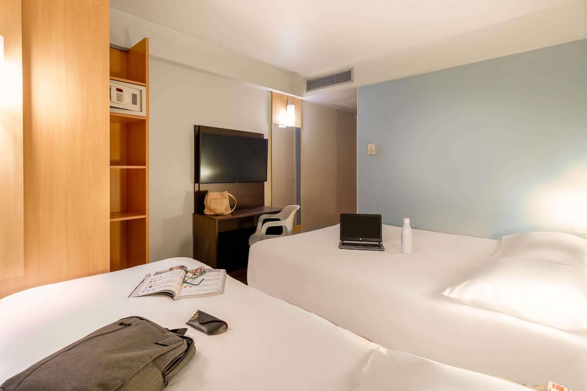 Quarto standard, várias camas | Frigobar, cofres nos quartos, cortinas blackout, quartos à prova de som