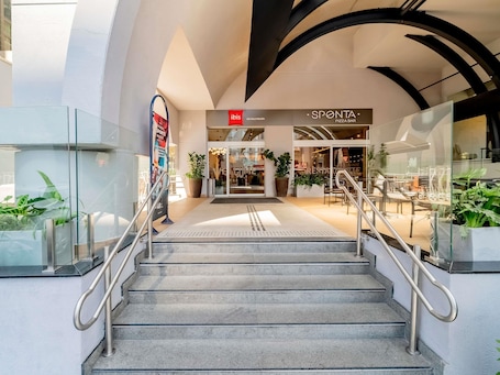 Exterior. ibis Sao Paulo Paulista