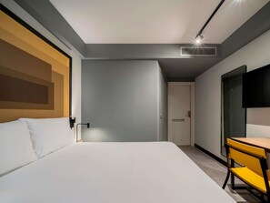 Apartamento standard, 1 cama de casal, acessível | Frigobar, cofres nos quartos, cortinas blackout, quartos à prova de som