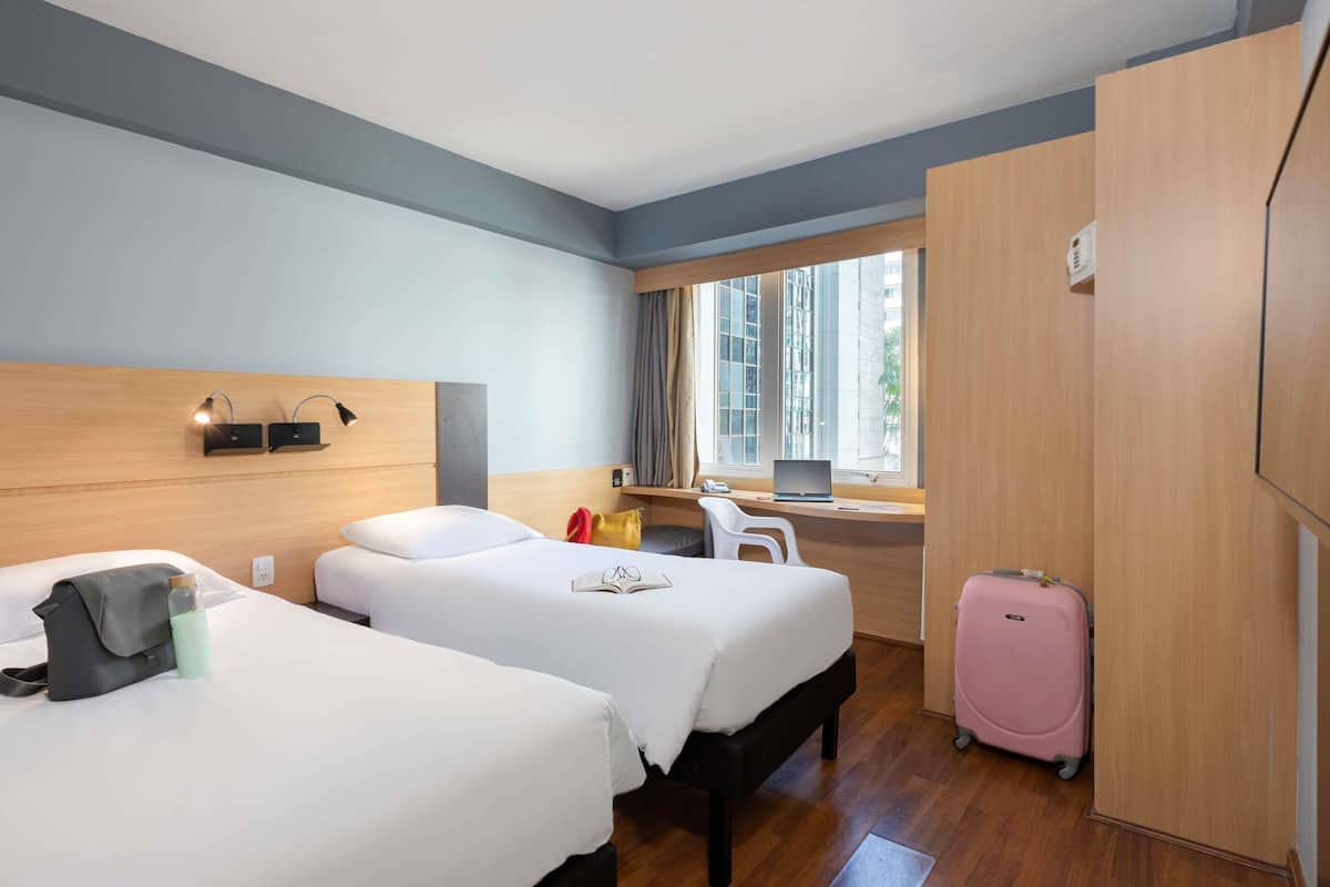 Minibar, coffres-forts dans les chambres, bureau, rideaux occultants