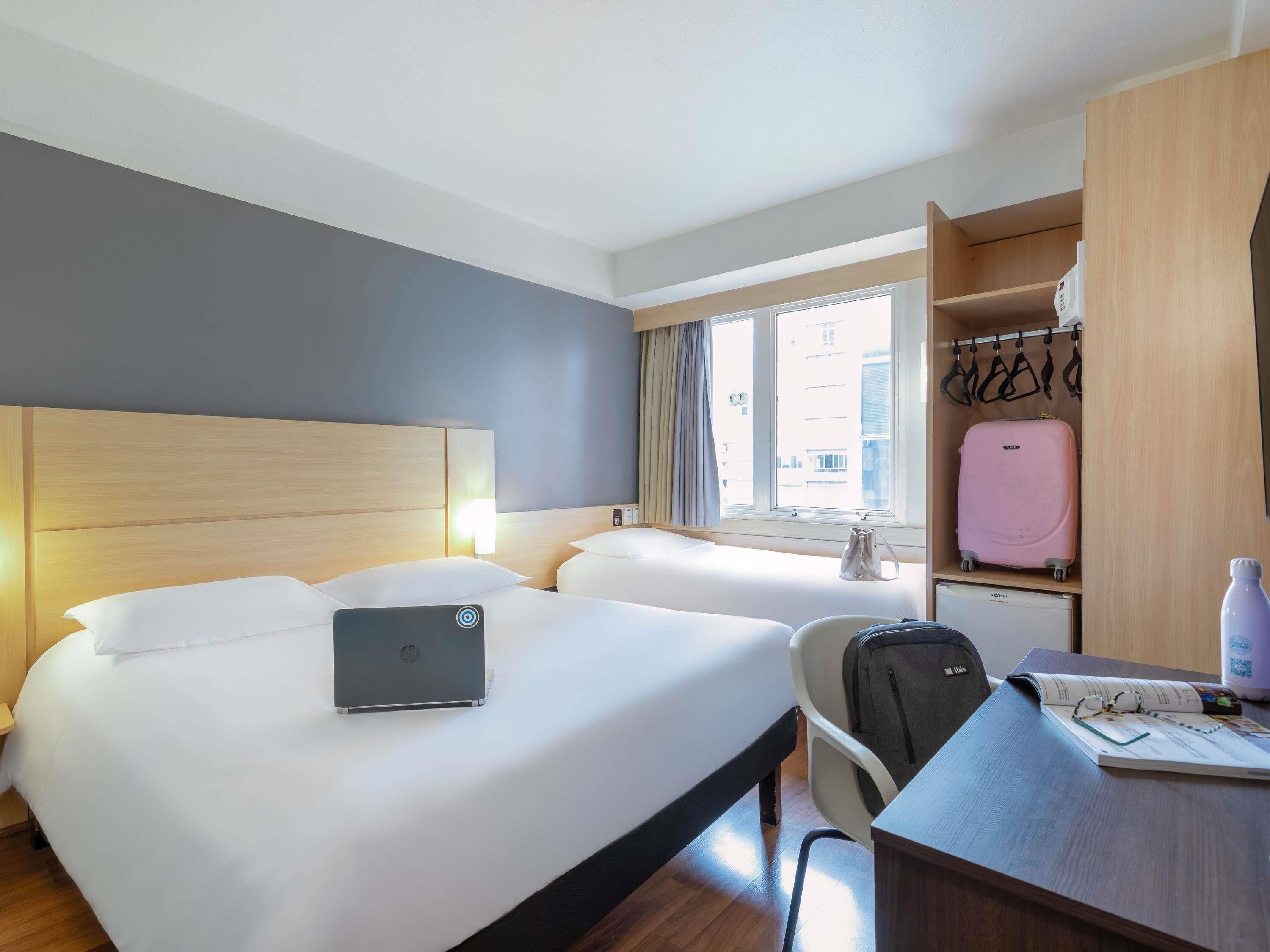 Phòng Tiêu chuẩn, nhiều giường | Minibar, két bảo mật tại phòng, bàn, màn/rèm cản sáng 