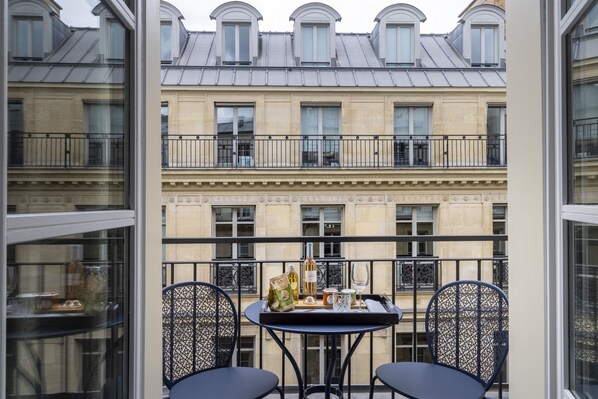 Deluxe Room, Balcony | Street view - Hôtel Hélios Opéra (Paris)