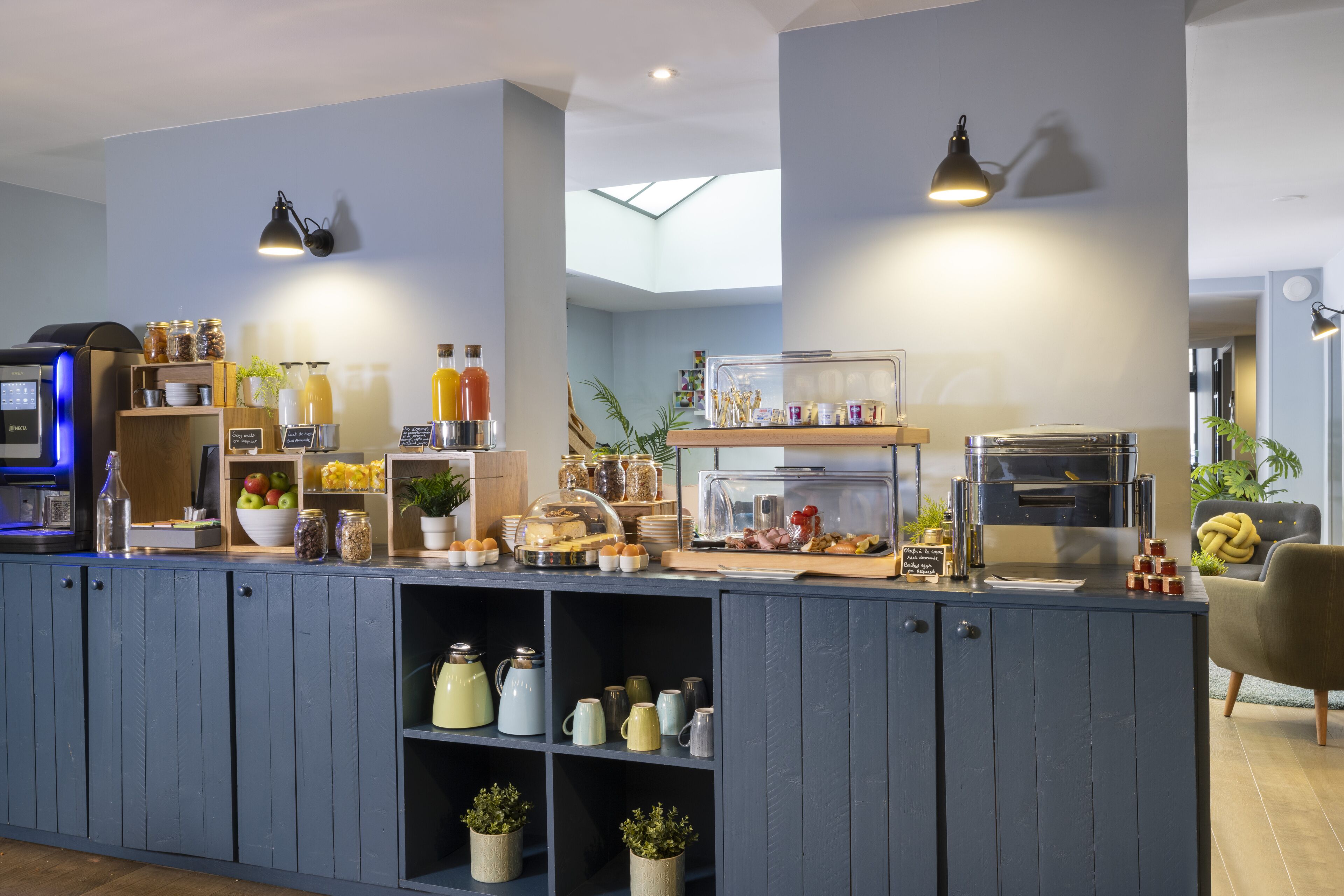 daily continental breakfast (eur 20 per person)