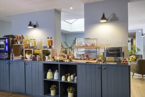 Daily continental breakfast for a fee - Hôtel Hélios Opéra (Paris)