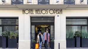 The entrance of Hotel Helios Opera with a clear sign above the door. - Hôtel Hélios Opéra (Paris)