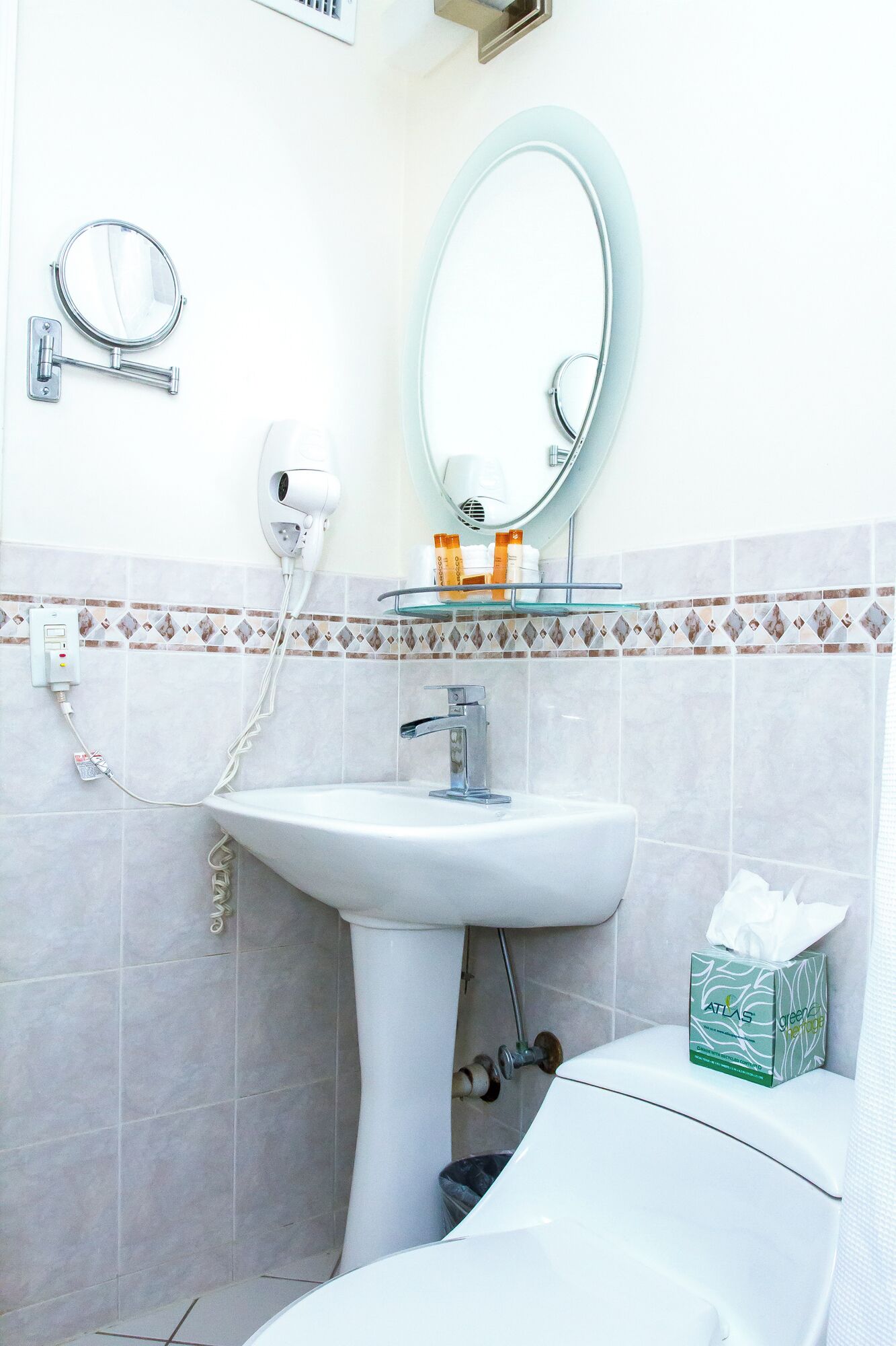 combined shower/bathtub, free toiletries, hair dryer, towels