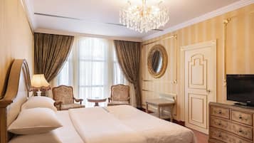 Suite Royal, 2 habitaciones, no fumadores | Colchones con acolchado adicional, minibar, caja fuerte y escritorio