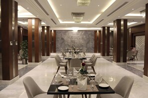 Petit déjeuner, déjeuner et dîner servis sur place