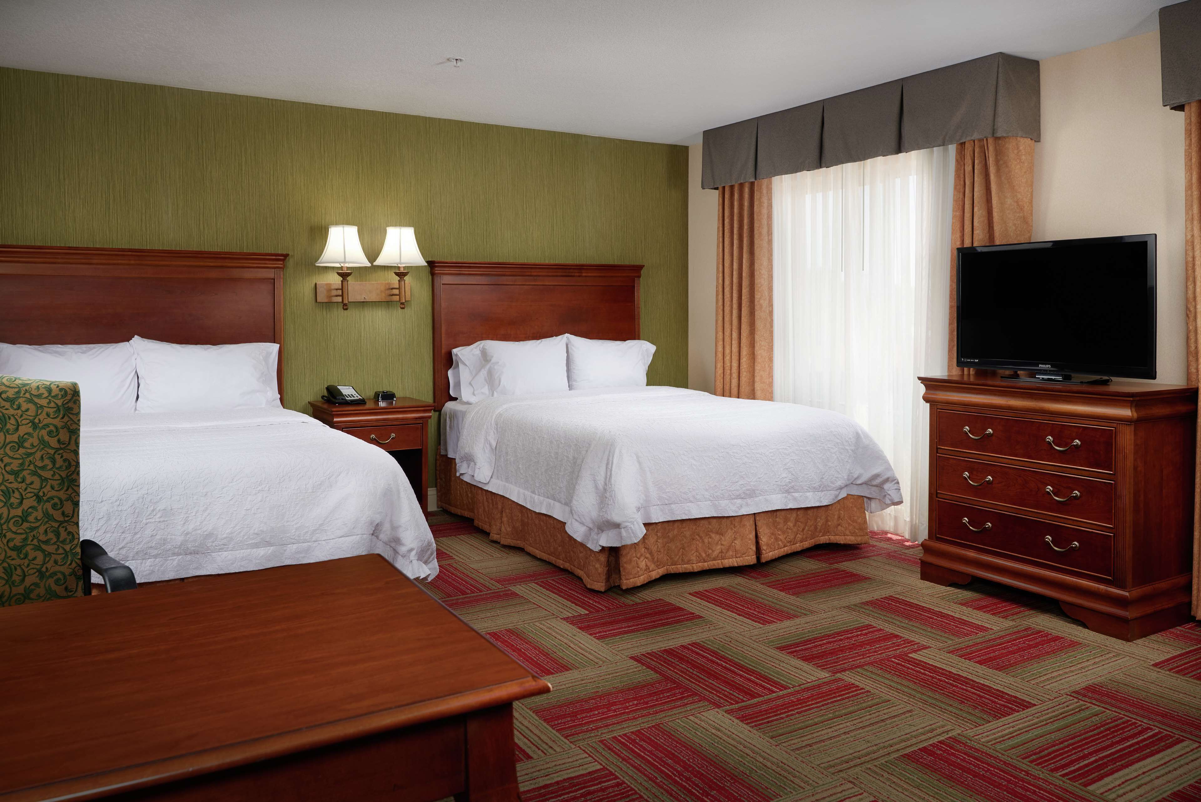 デスク、遮光カーテン、アイロン / アイロン台、ベビーベッド (無料)