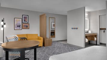 Escritorio, cortinas blackout y tabla de planchar con plancha