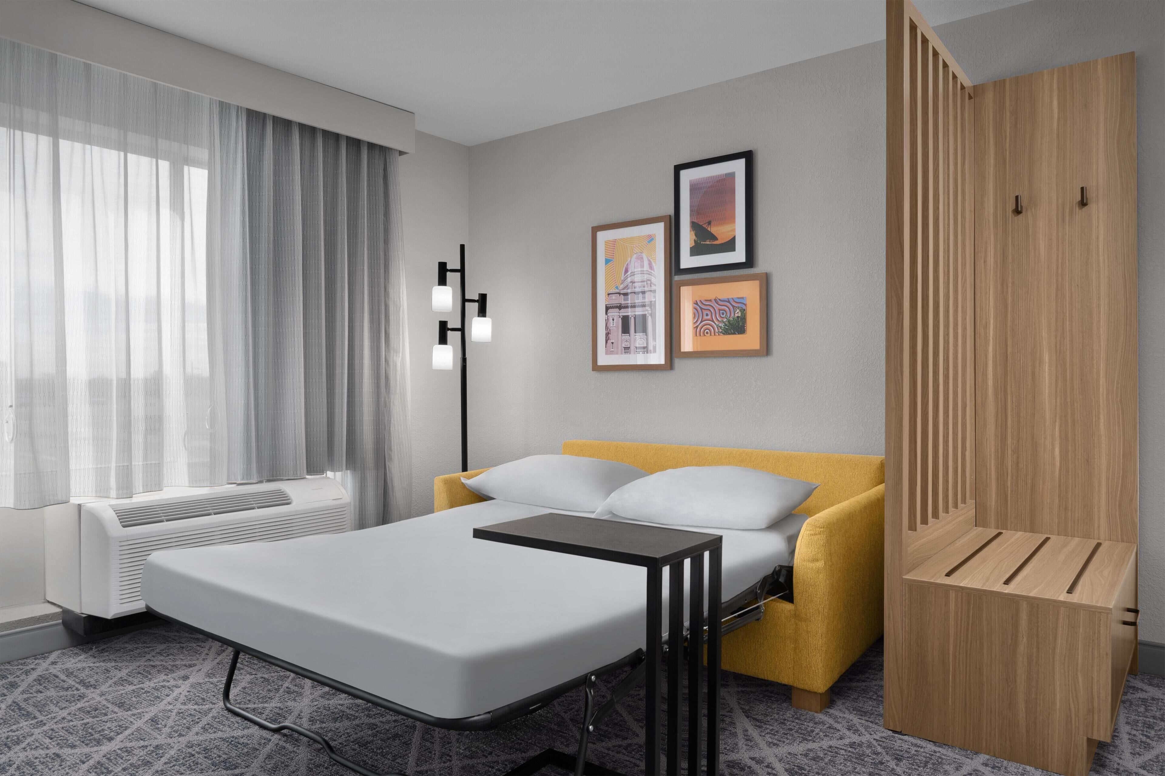 En 32-tommers Flatskjerm-TV med kabel-kanaler samt TV