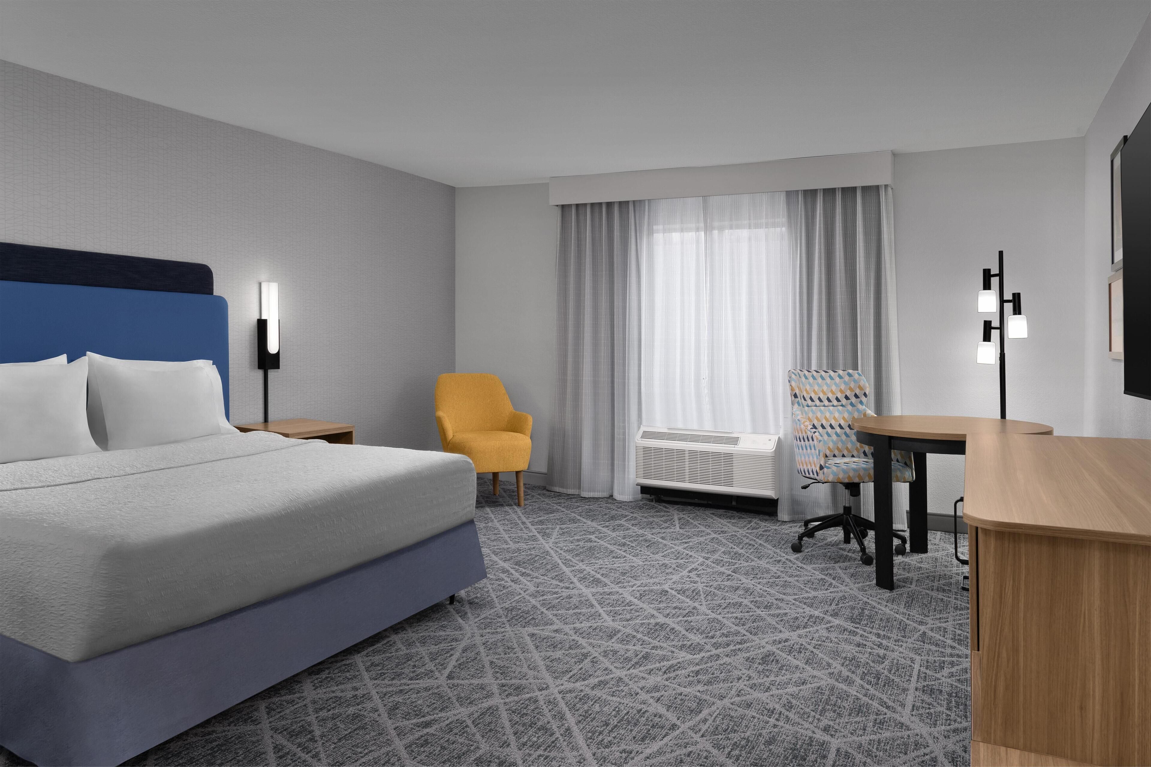 Rom, 1 kingsize-seng, tilgjengelighetstilpasset | Skrivebord, blendingsgardiner og strykejern/-brett