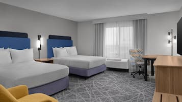 Escrivaninha, cortinas blackout, ferros/tábuas de passar roupa