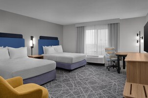 Escritorio, cortinas blackout y tabla de planchar con plancha 