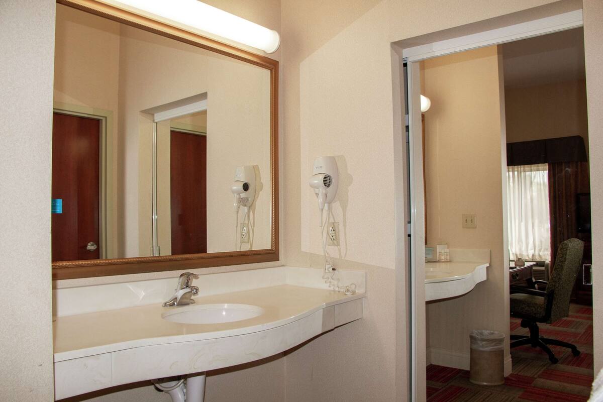 studio, accessible, non smoking | bathroom | hair dryer, towels