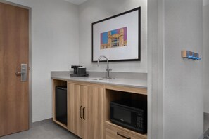 Suite, 1 kingsize-seng, tilgjengelighetstilpasset (Hearing) | Minibar