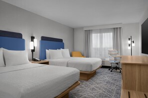 Rom med to queensize-senger, ikke-røyk | Skrivebord, blendingsgardiner og strykejern/-brett