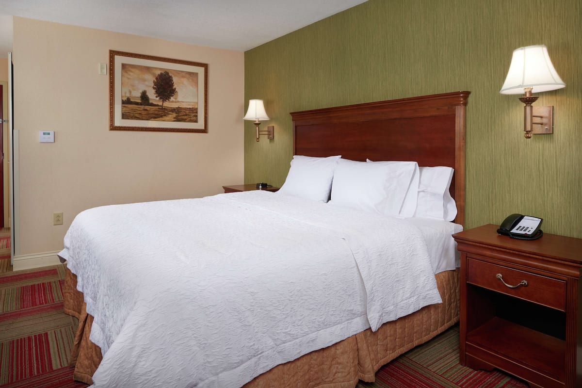 Escritorio, cortinas blackout y tabla de planchar con plancha