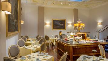 TĂ€gliches inbegriffenes FrĂŒhstĂŒcksbuffet