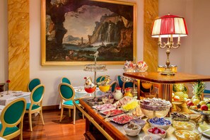 Free daily buffet breakfast - Hotel La Residenza (Rome)