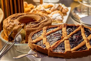 Különféle desszertek, köztük egy rácsmintás tésztával készült pite és egy bundt-forma sütemény.
