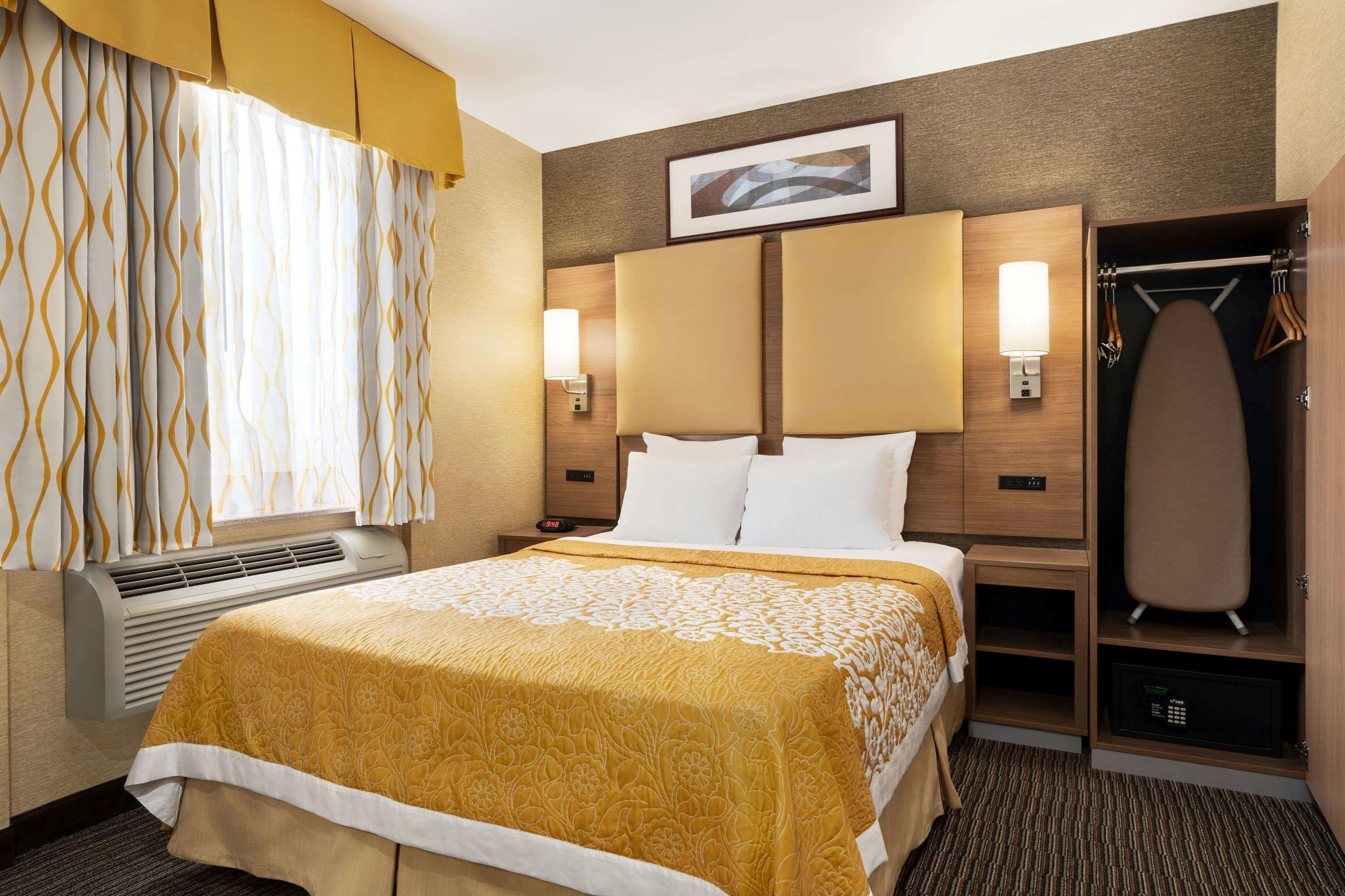 Camas com colchões pillow-top, cofres nos quartos, escrivaninha