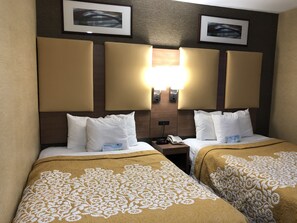 Camas con pillow-top, caja de seguridad en la habitación y escritorio
