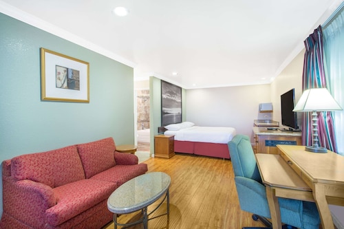 Upper Lake Inn and Suites