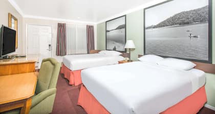 Upper Lake Inn and Suites