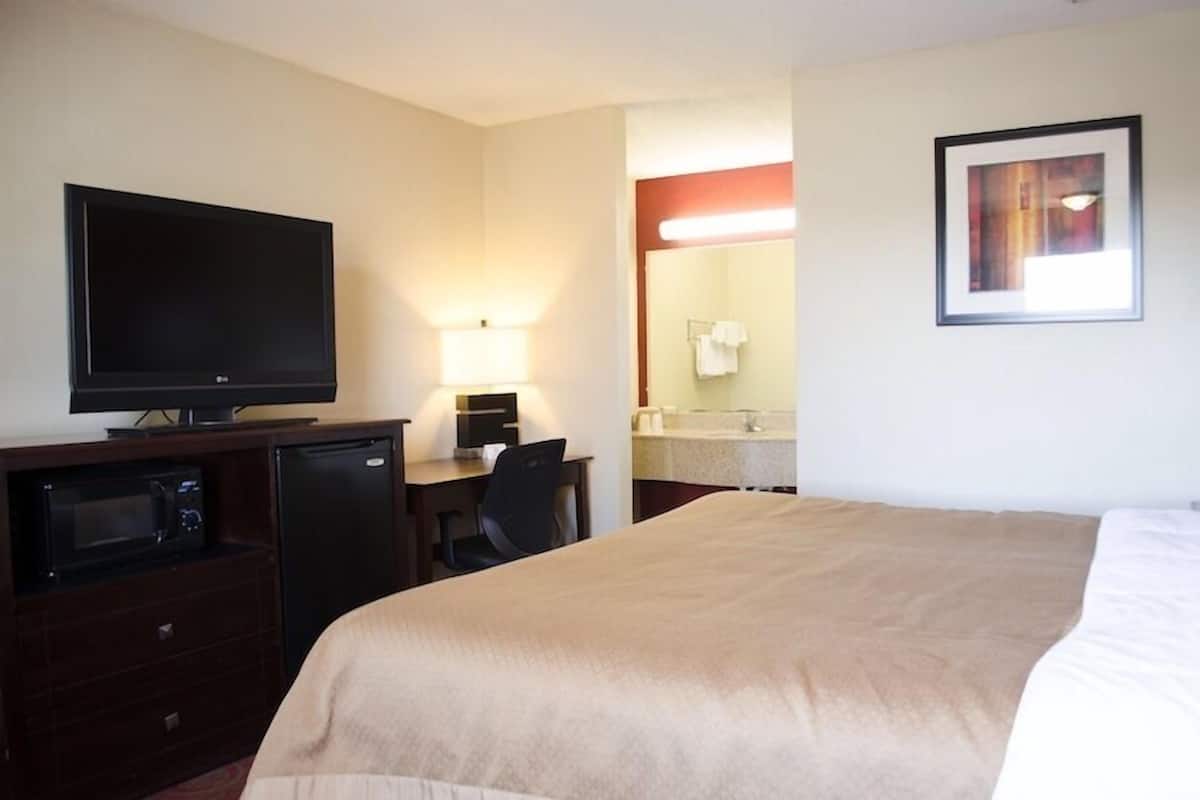 Combined shower/tub, free toiletries, hair dryer, towels