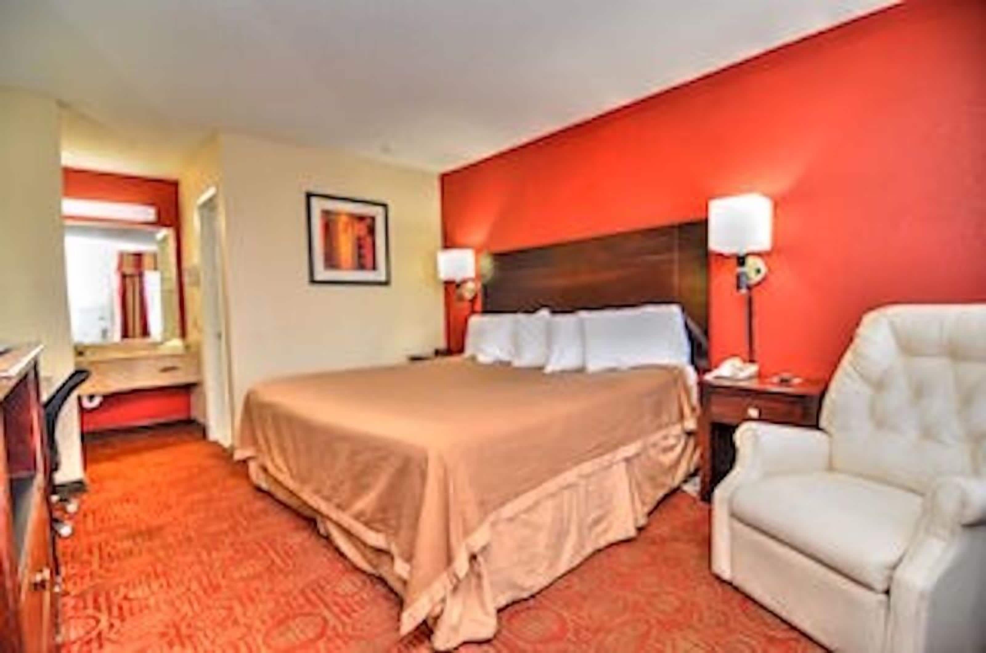 Sengetøy av topp kvalitet, skrivebord og blendingsgardiner