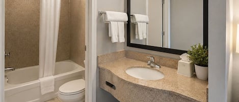 Tina con regadera, amenidades de baño gratuitas, secadora de cabello