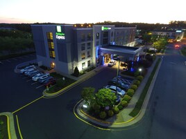 Edificio de Holiday Inn Express con estacionamiento y una calle al frente.